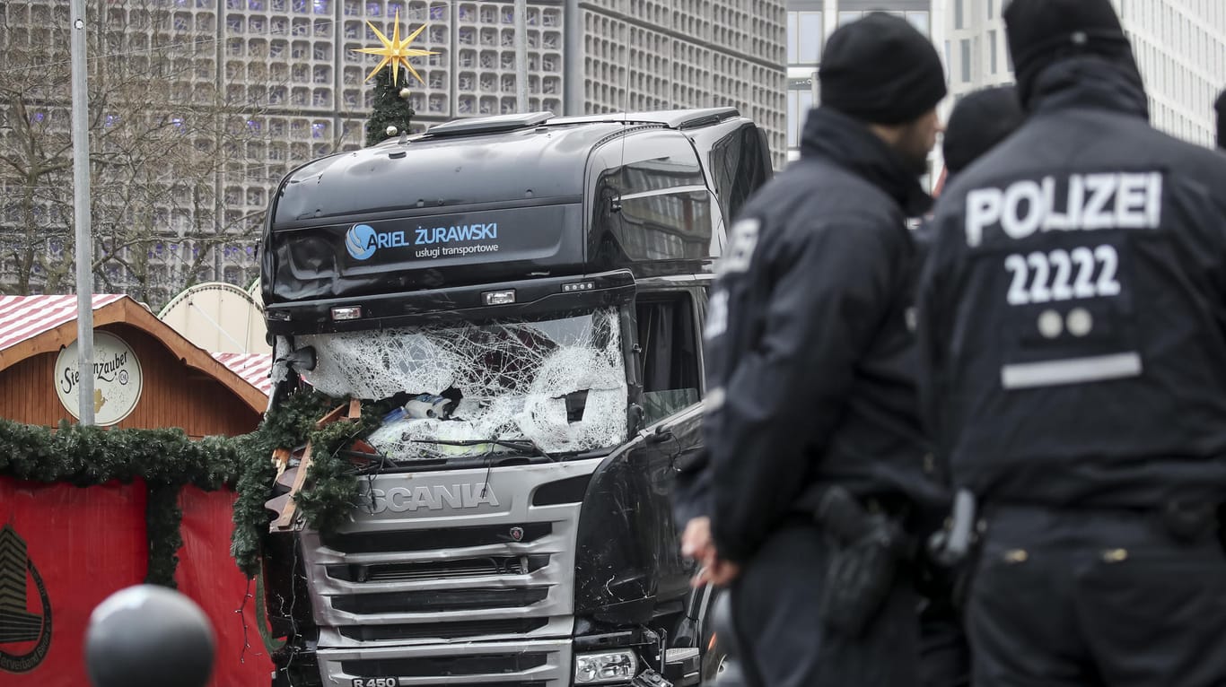 Mit einem gestohlenem Lkw raste der Attentäter auf den Weihnachtsmarkt vor der Gedächtniskirche in Berlin.
