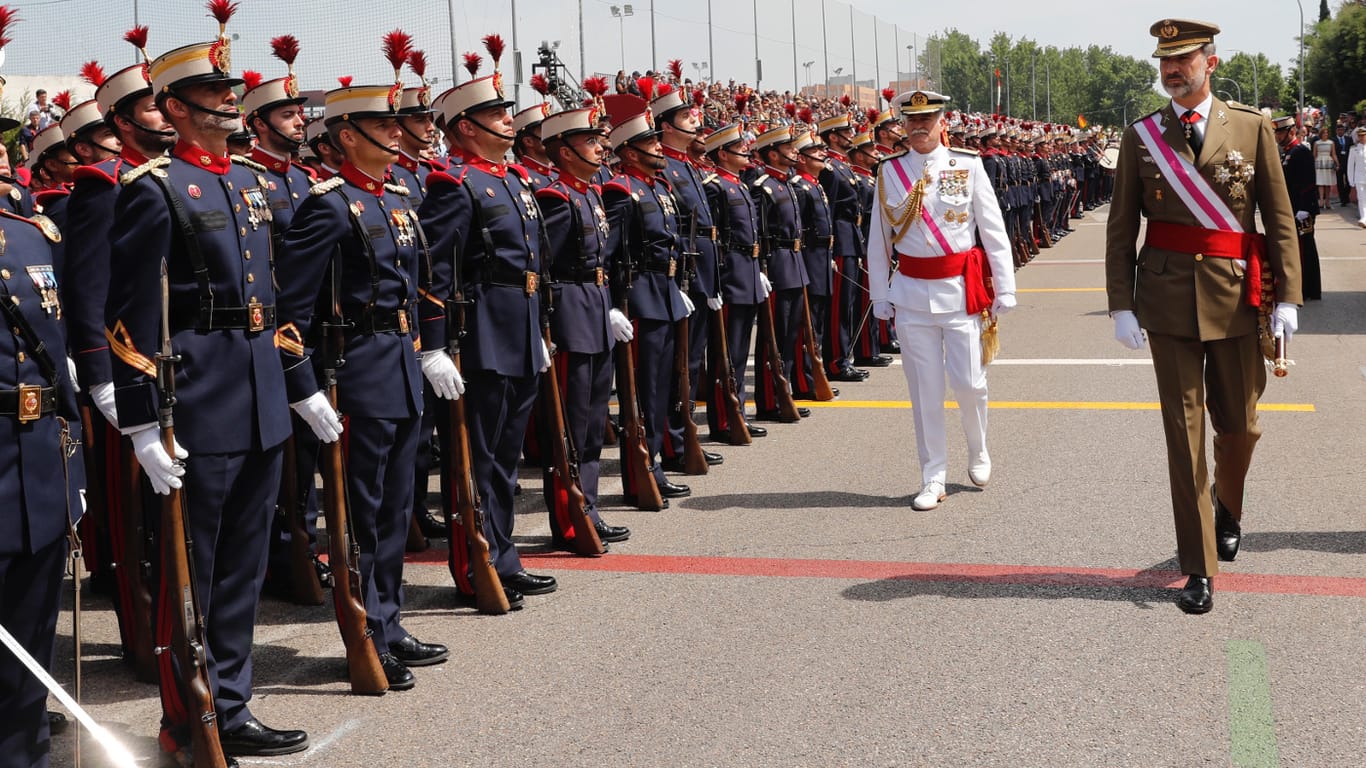 Der spanische König Felipe VI (r.) nimmt in Madrid an einer großen Militärparade anlässlich des Spanischen Nationalfeiertags teil.