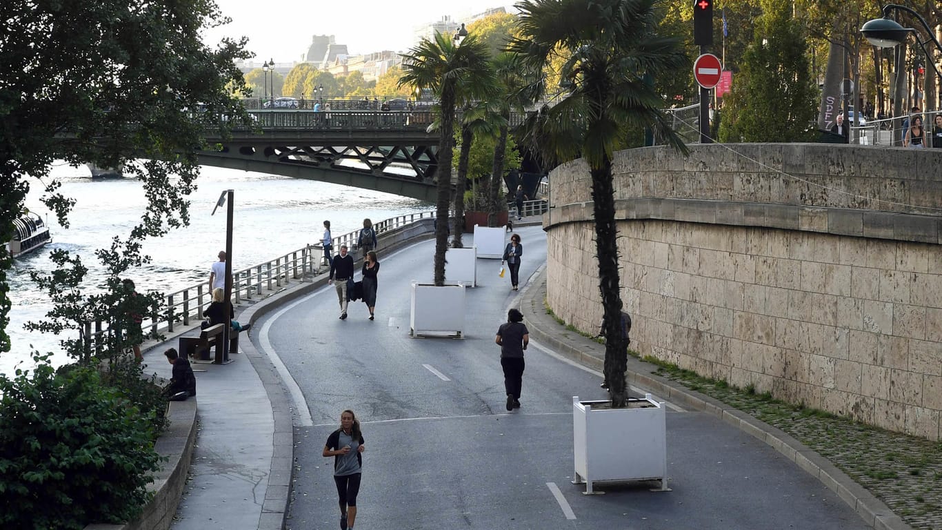 Die Uferstraßen an der Seine sind für Autos bereits gesperrt.