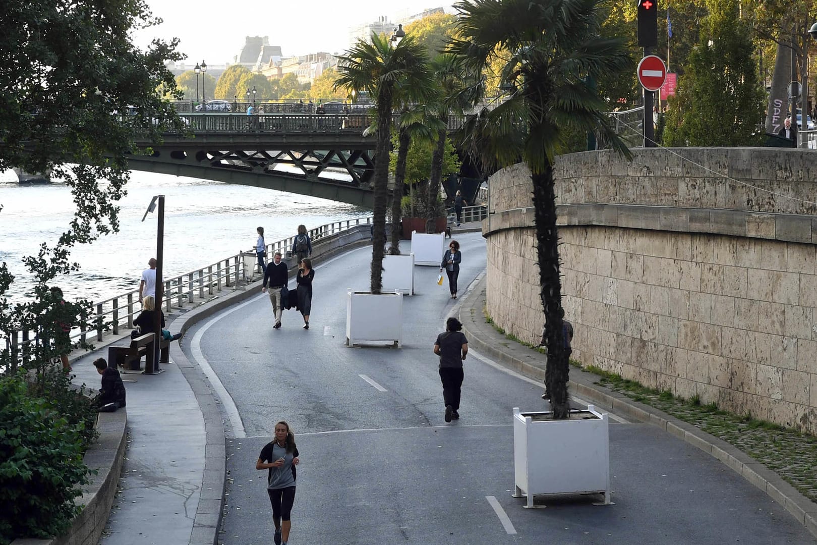 Die Uferstraßen an der Seine sind für Autos bereits gesperrt.