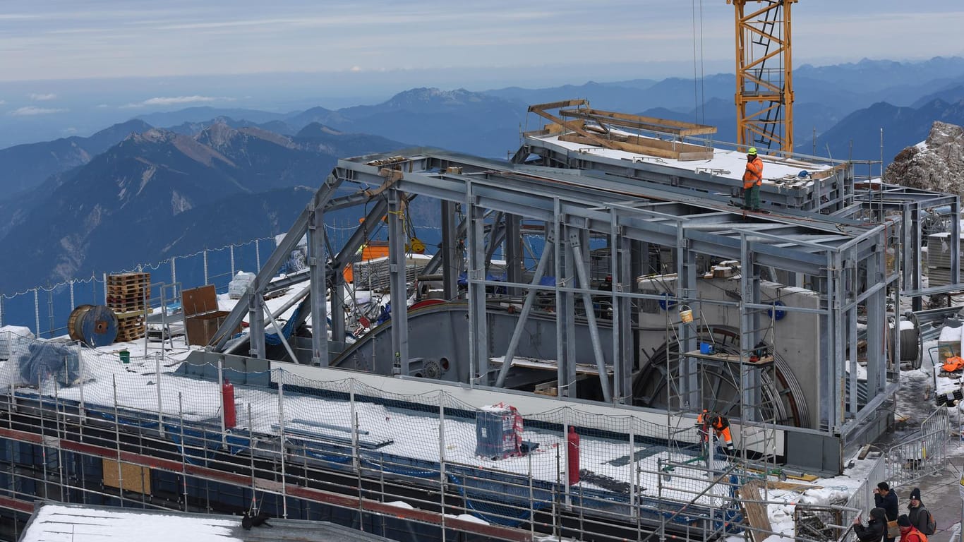 Auf der Baustelle für die neue Seilbahn wird am 04.10.2017 auf der Zugspitze bei Grainau (Bayern) gearbeitet.