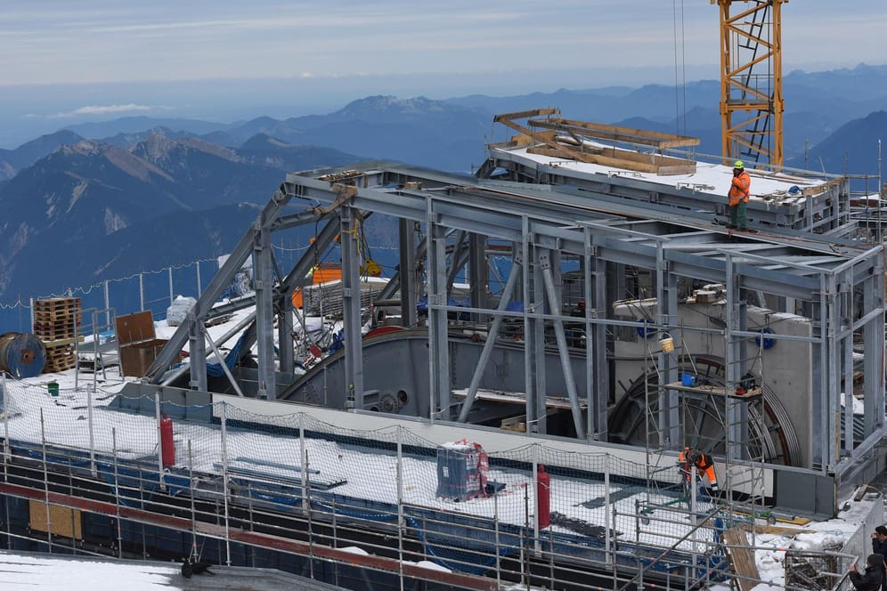 Auf der Baustelle für die neue Seilbahn wird am 04.10.2017 auf der Zugspitze bei Grainau (Bayern) gearbeitet.