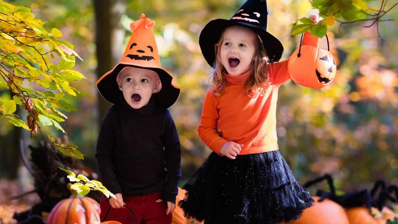 An Halloween verkleiden sich viele Kinder und sammeln Süßigkeiten.