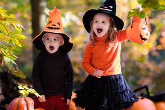 An Halloween verkleiden sich viele Kinder und sammeln Süßigkeiten.