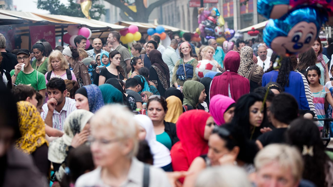 Das Ramadanfest in Berlin-Neukölln: Sollte es in Deutschland gesetzliche geregelte muslimische Feiertage geben?
