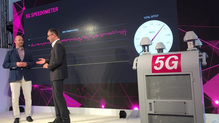 CTO der Deutschen Telekom, Bruno Jacobfeuerborn, präsentierte erfolgreich das neue Highspeed-Netz 5G in Berlin.