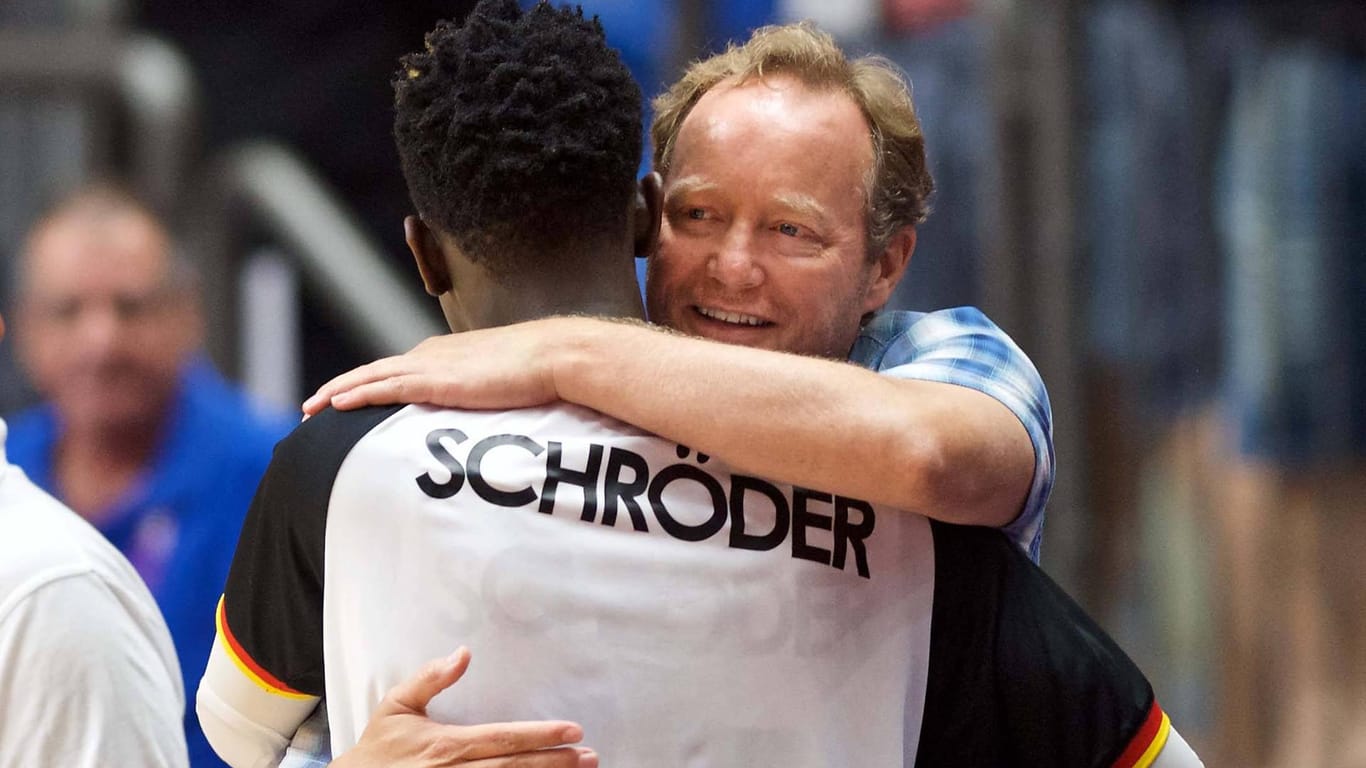 Schröder und Hawks-Coach Budenholzer bei der Basketball-EM Anfang September.