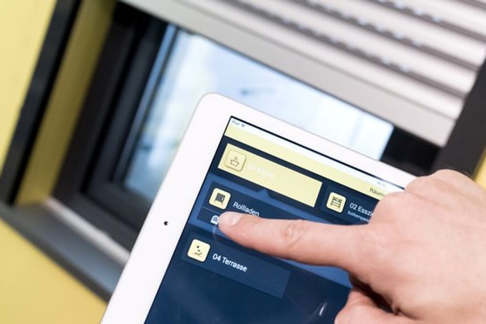 Hausbesitzer können das Smart Home mit dem Smartphone oder Tablet aus der Ferne steuern.