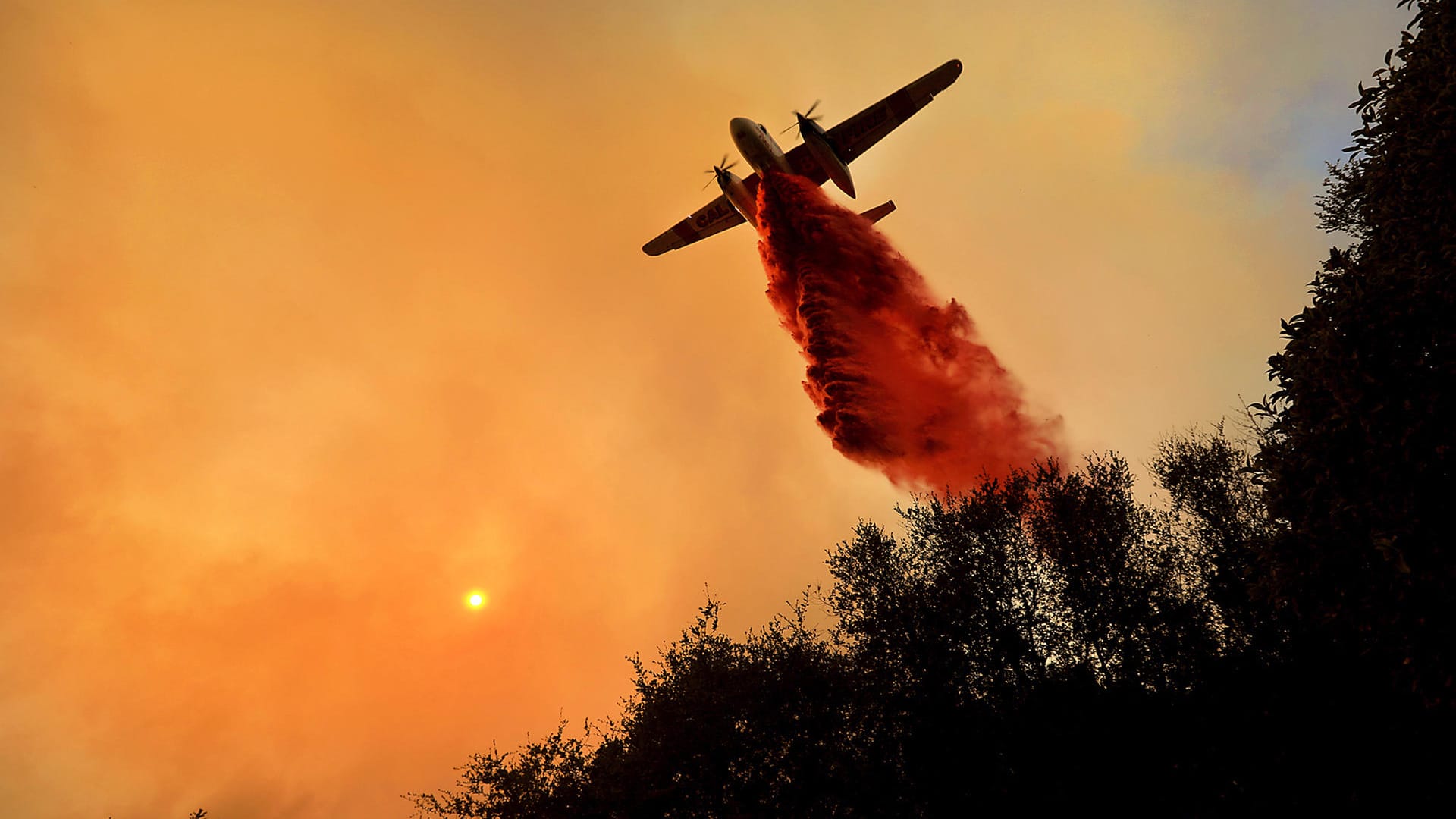 Die Einsatzkräfte konnten nur kleine Erfolge bei der Eindämmung des Feuers verbuchen.