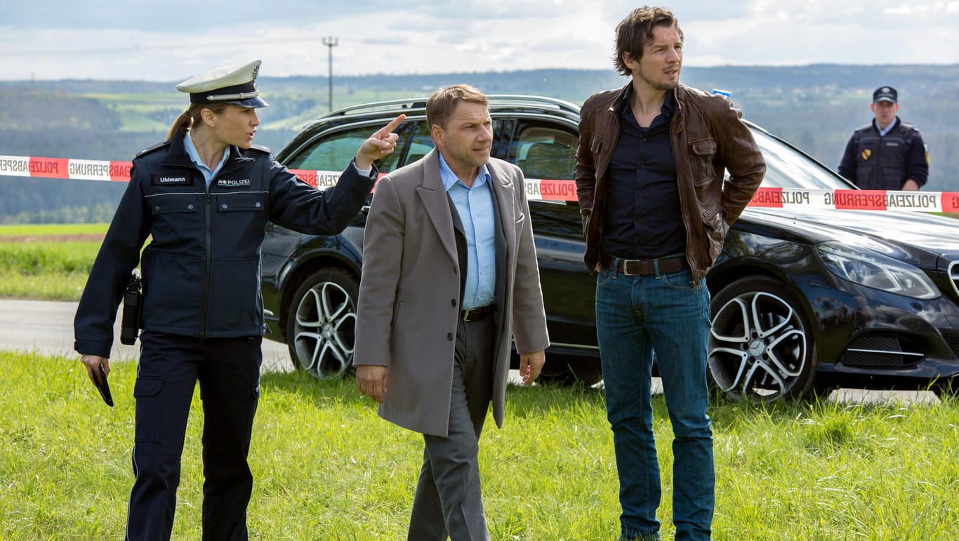 Lannert (Richy Müller), Bootz (Felix Klare) und eine Polizistin (Julischka Eichel) ermitteln bei einem Unfall samt Leiche im Kofferraum.