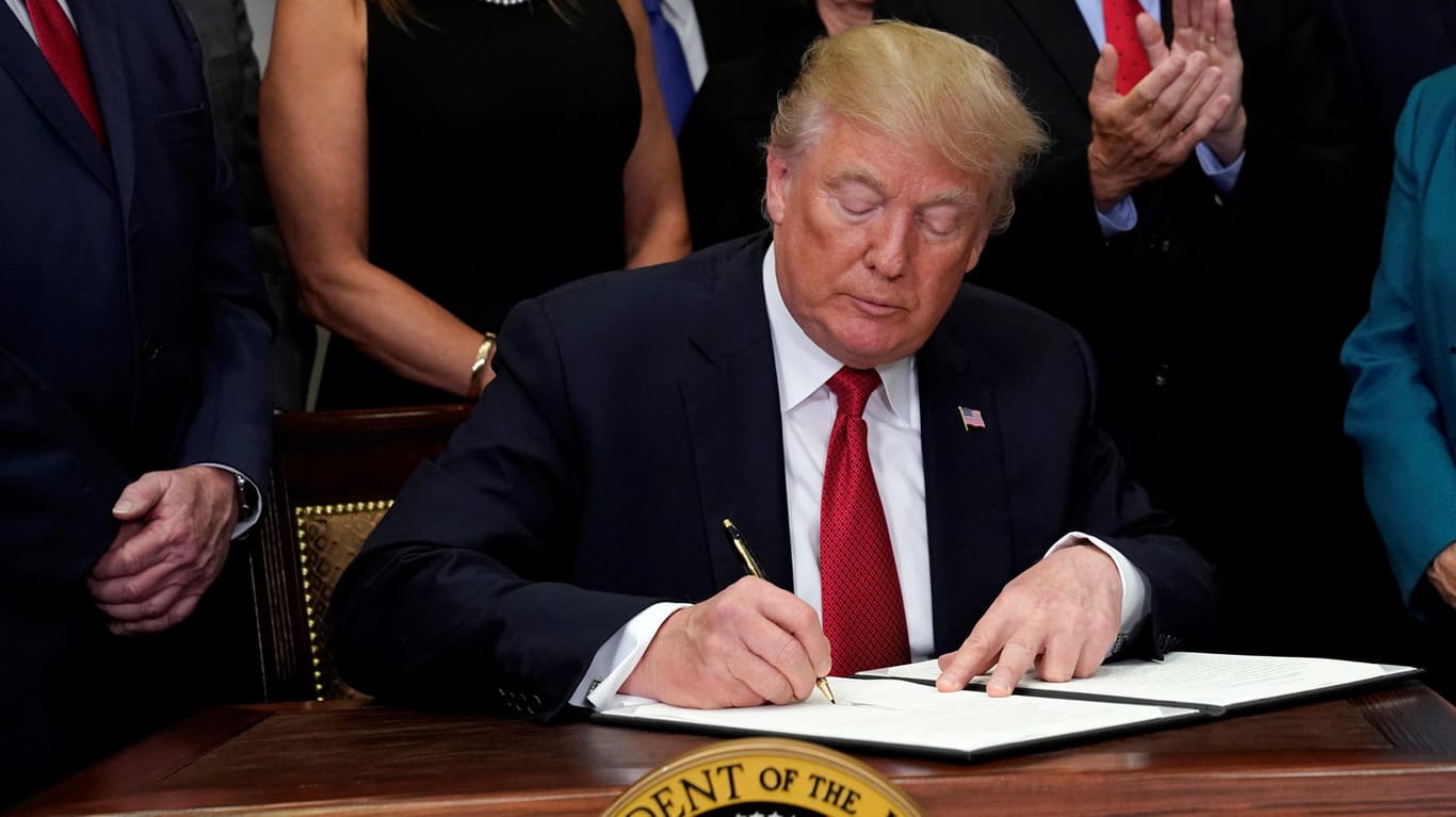 Donald Trump unterzeichnet Dekret gegen "Obamacare" im Weißen Haus in Washington