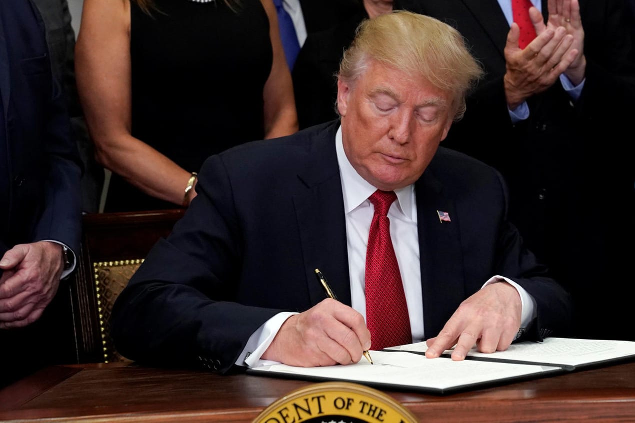 Donald Trump unterzeichnet Dekret gegen "Obamacare" im Weißen Haus in Washington