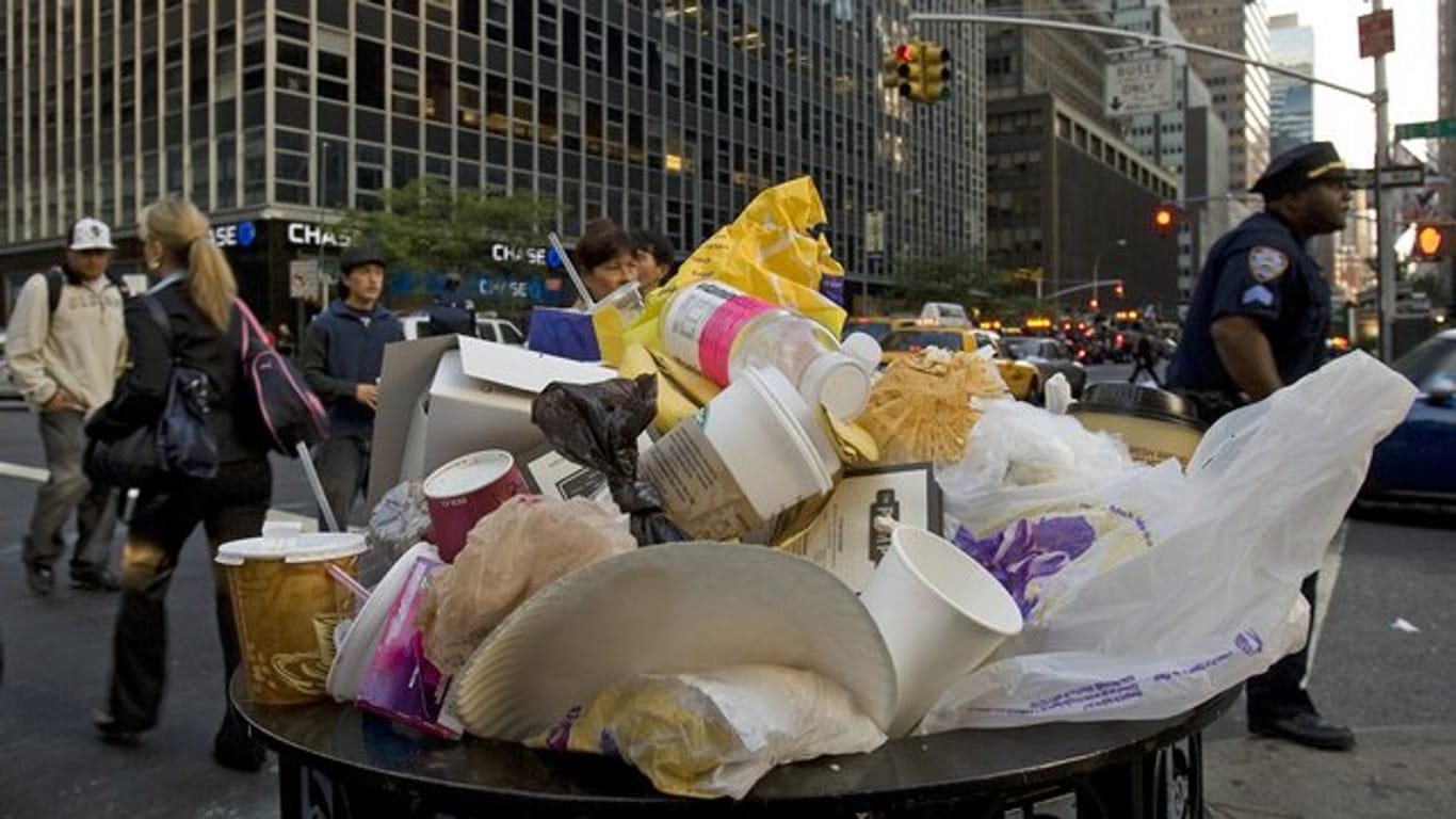 Ein überquellender Mülleimer in Manhattan in New York.