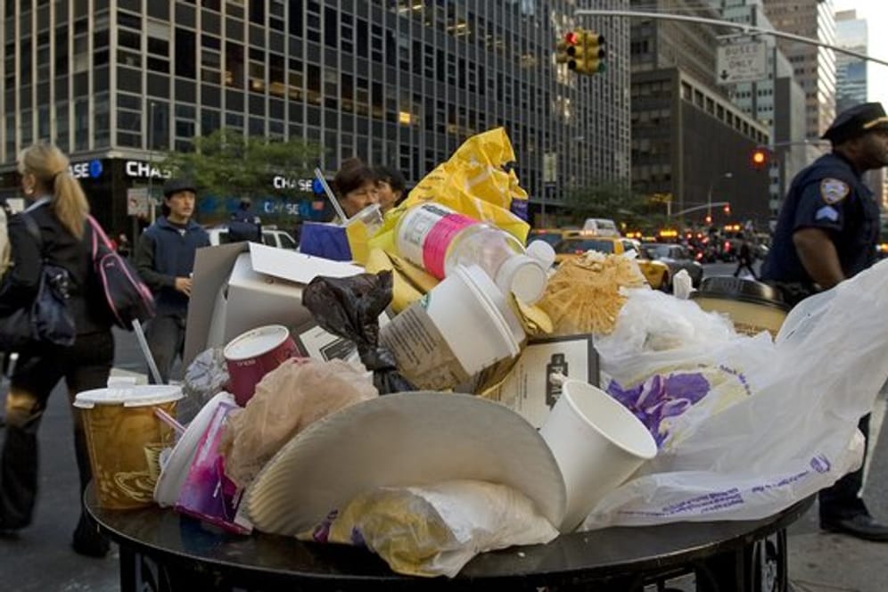 Ein überquellender Mülleimer in Manhattan in New York.