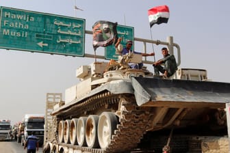 Panzer der irakischen Armee beim Transport zu einem Kampfeinsatz.