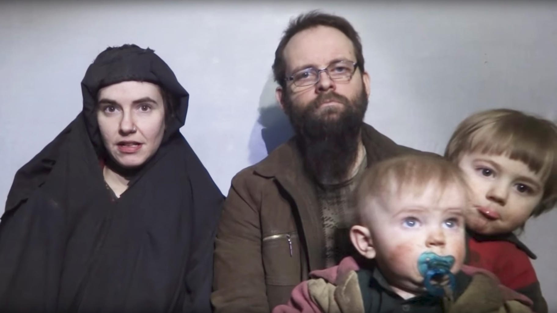 Kanadier Boyle und seine Frau, die US-Bürgerin Caitlan Coleman, wurden 2012 in Afghanistan von der Haqqani-Gruppe gefangen genommen. Kanadier Boyle und seine Frau, die US-Bürgerin Caitlan Coleman, wurden 2012 in Afghanistan von der Haqqani-Gruppe gefangen genommen.