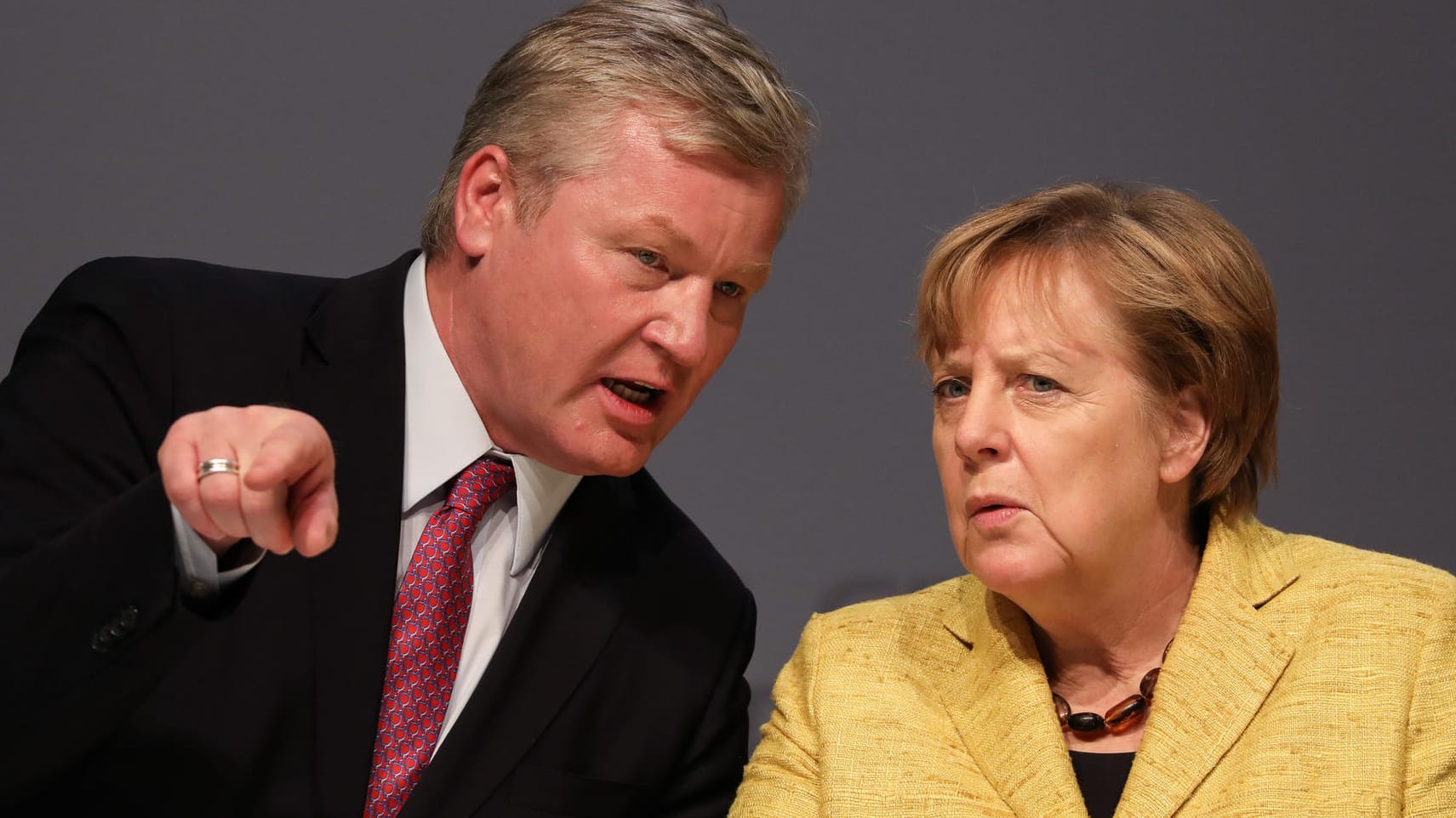 Bundeskanzlerin Angela Merkel schaut besorgt nach Niedersachsen. Bernd Althusmann und die CDU haben den Vorsprung in den Umfragen verloren und das Finden möglicher Koalitionspartner erschwert. Bundeskanzlerin Angela Merkel schaut besorgt nach Niedersachsen. Bernd Althusmann und die CDU haben den Vorsprung in den Umfragen verloren und das Finden möglicher Koalitionspartner erschwert.