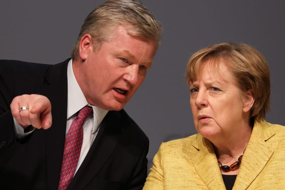 Bundeskanzlerin Angela Merkel schaut besorgt nach Niedersachsen. Bernd Althusmann und die CDU haben den Vorsprung in den Umfragen verloren und das Finden möglicher Koalitionspartner erschwert.