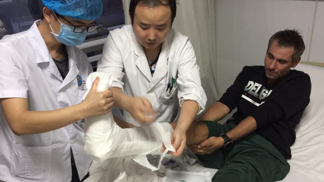 Extremsportler Kai Markus in einem Krankenhaus in China während einer Behandlung.