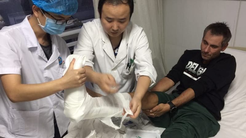 Extremsportler Kai Markus in einem Krankenhaus in China während einer Behandlung.