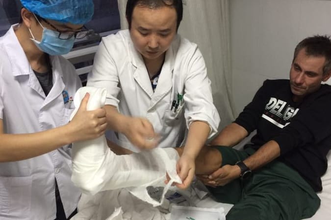 Extremsportler Kai Markus in einem Krankenhaus in China während einer Behandlung.