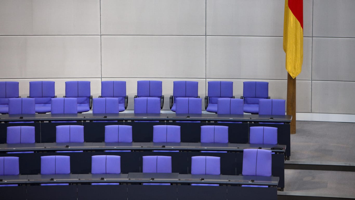 Die leere Regierungsbank vor der Konstituierende Sitzung des Bundestag im Oktober 2009.