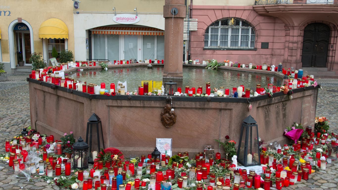 Kerzen und Gedenkbriefe stehen nach dem Mord an einer 27-jährigen Joggerin in Endingen auf dem Stadtbrunnen.