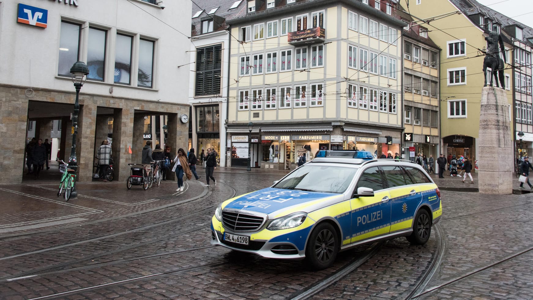 Ein Polizeifahrzeug fährt in Freiburg (Baden-Württemberg) am Bertoldsbrunnen durch die Fußgängerzone.