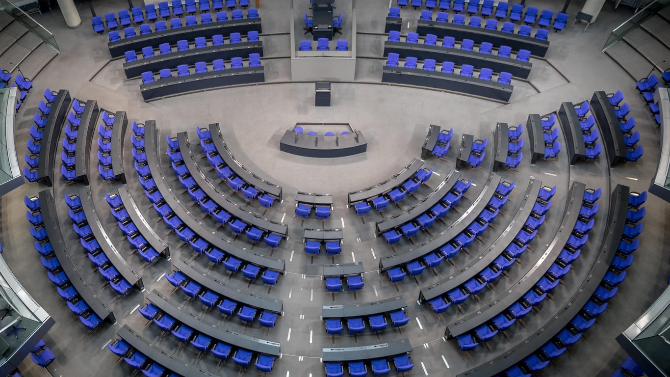 Blick in den Plenarsaal des Bundestages. Trotz Protesten sollen die Liberalen bei der konstituierenden Sitzung des nächsten Bundestages am 24. Oktober neben der AfD sitzen.