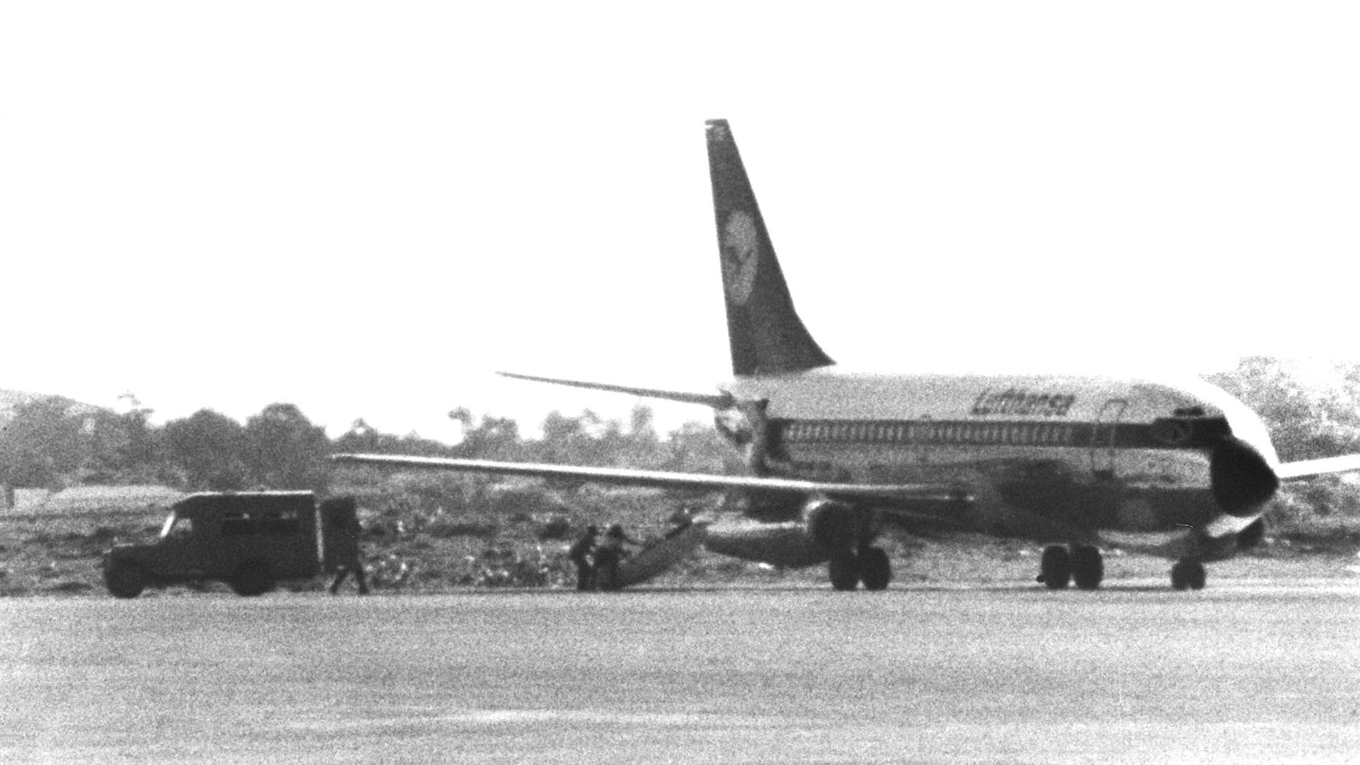 Die von Terroristen entführte Maschine "Landshut" nach der Landung in Mogadischu (Somalia).