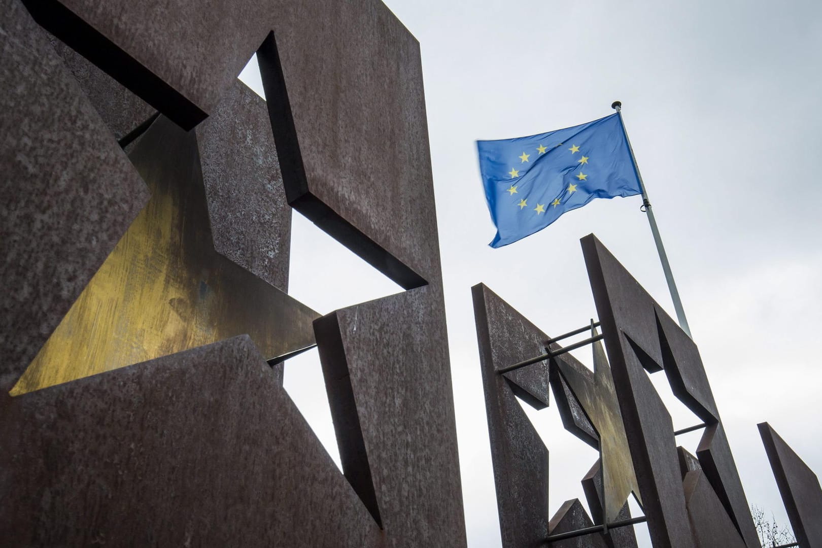 Denkmal für Schengenabkommen, Europafahne weht im Hintergrund