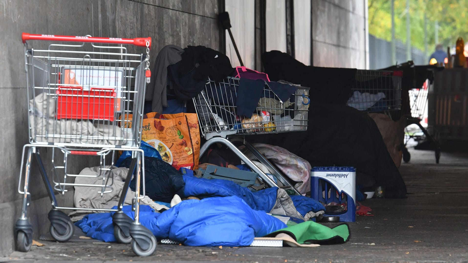 Obdachlose haben unter einer Brücke im Berliner Tiergarten ein Lager errichtet.