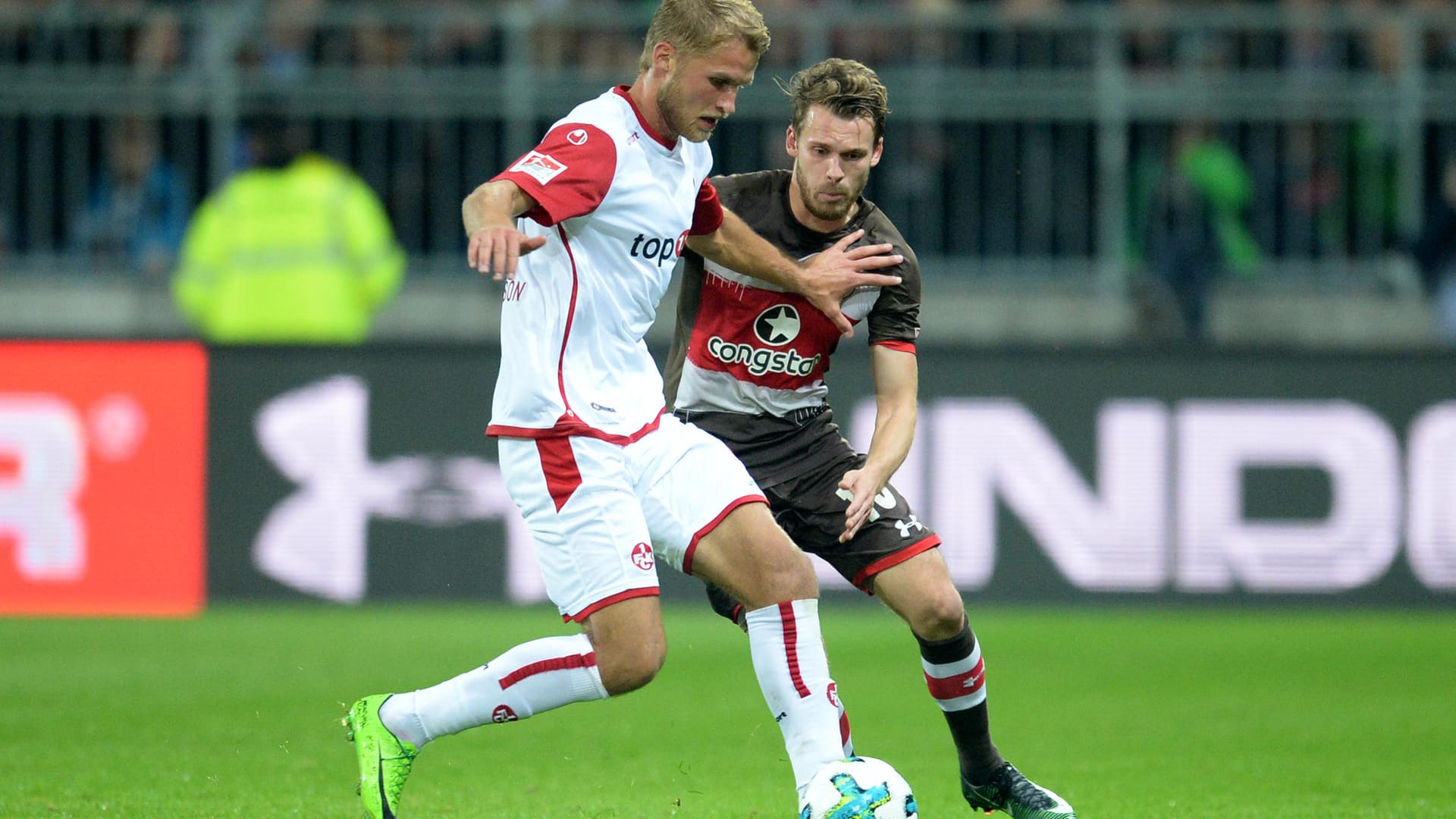 Kaiserslauterns Sebastian Andersson (l.) erzielte im Spiel beim FC St. Pauli Zweitligatreffer Nummer fünf. Kaiserslauterns Sebastian Andersson (l.) erzielte im Spiel beim FC St. Pauli Zweitligatreffer Nummer fünf.