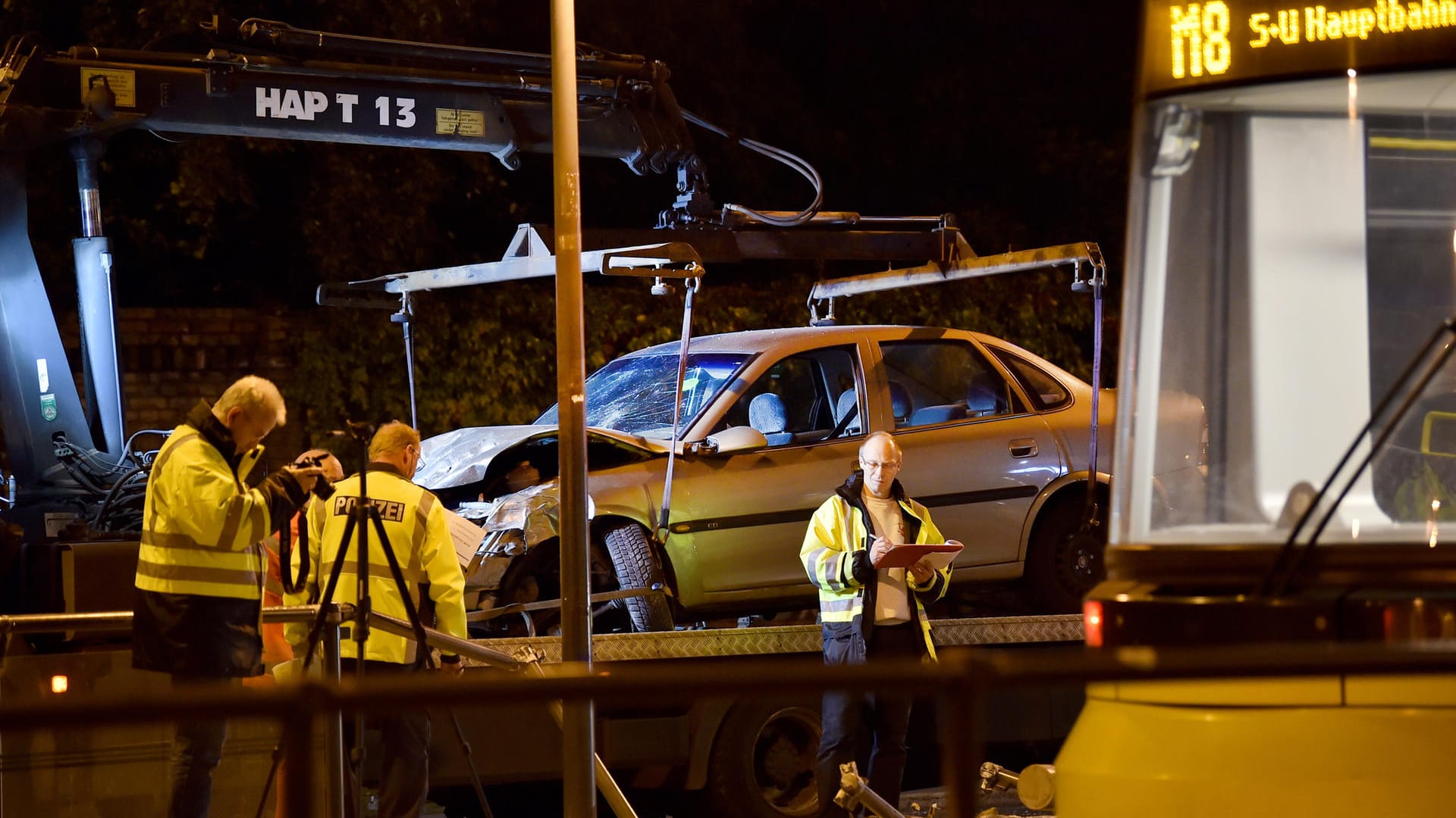 Das Auto kam aus ungeklärter Ursache von der Fahrbahn ab und erfasste wartende Fahrgäste.