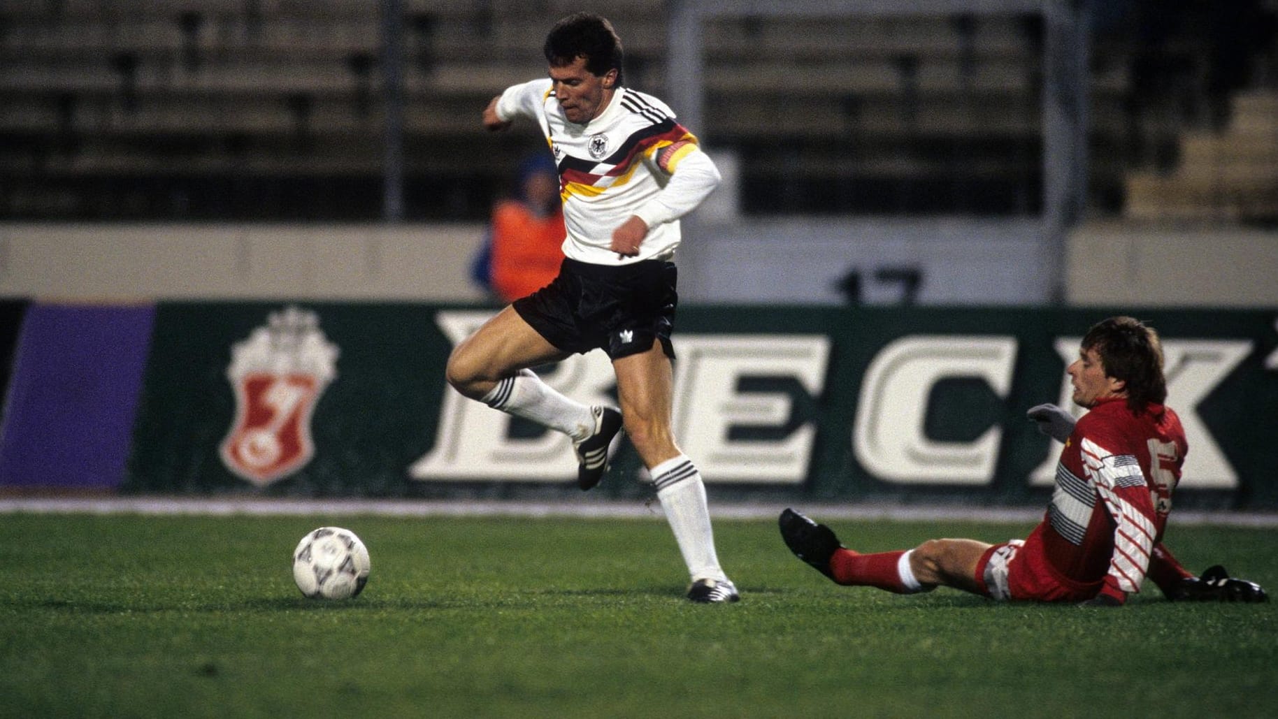 Das Muster auf der Vorderseite der möglichen WM-Trikots erinnert an das Design von 1990, hier Lothar Matthäus (l.) im Freundschaftsspiel gegen die Schweiz.