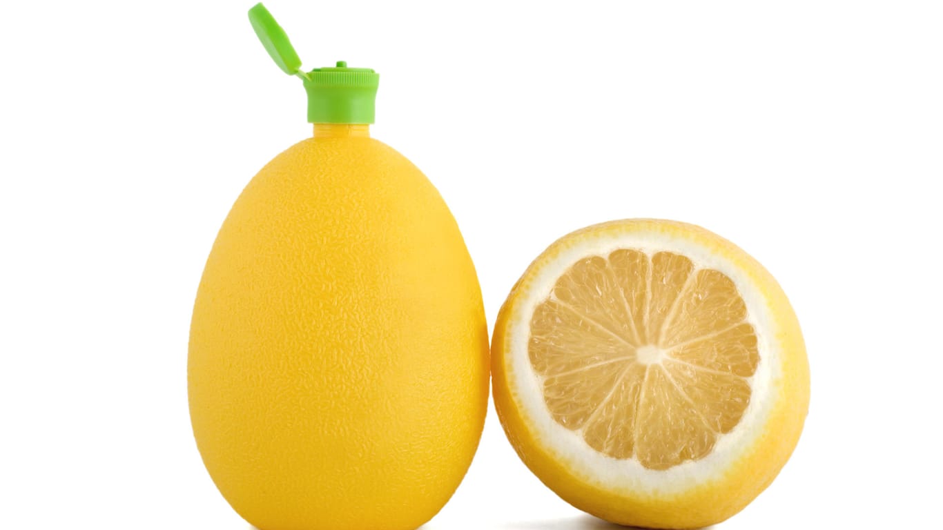Zitronensaftkonzentrat: Greifen Sie lieber zur natürlichen Zitrone. So gehen die leckeren Aromen und Vitamine, die eine frische Zitrone bietet, nicht verloren.