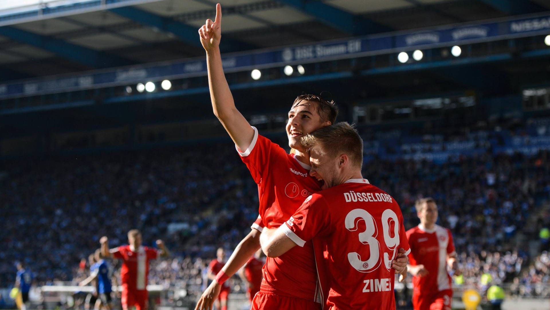 Düsseldorfs Florian Neuhaus (l.) feiert seinen Treffer gegen Bielefeld mit Jean Zimmer. Düsseldorfs Florian Neuhaus (l.) feiert seinen Treffer gegen Bielefeld mit Jean Zimmer.