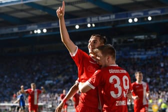 Düsseldorfs Florian Neuhaus (l.) feiert seinen Treffer gegen Bielefeld mit Jean Zimmer.