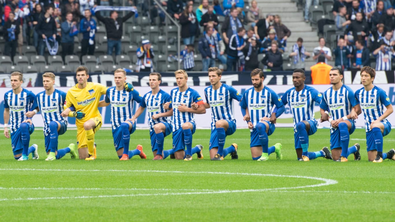 Die Hertha-Spieler knien vor dem Anpfiff gegen Schalke zusammen auf dem Spielfeld.