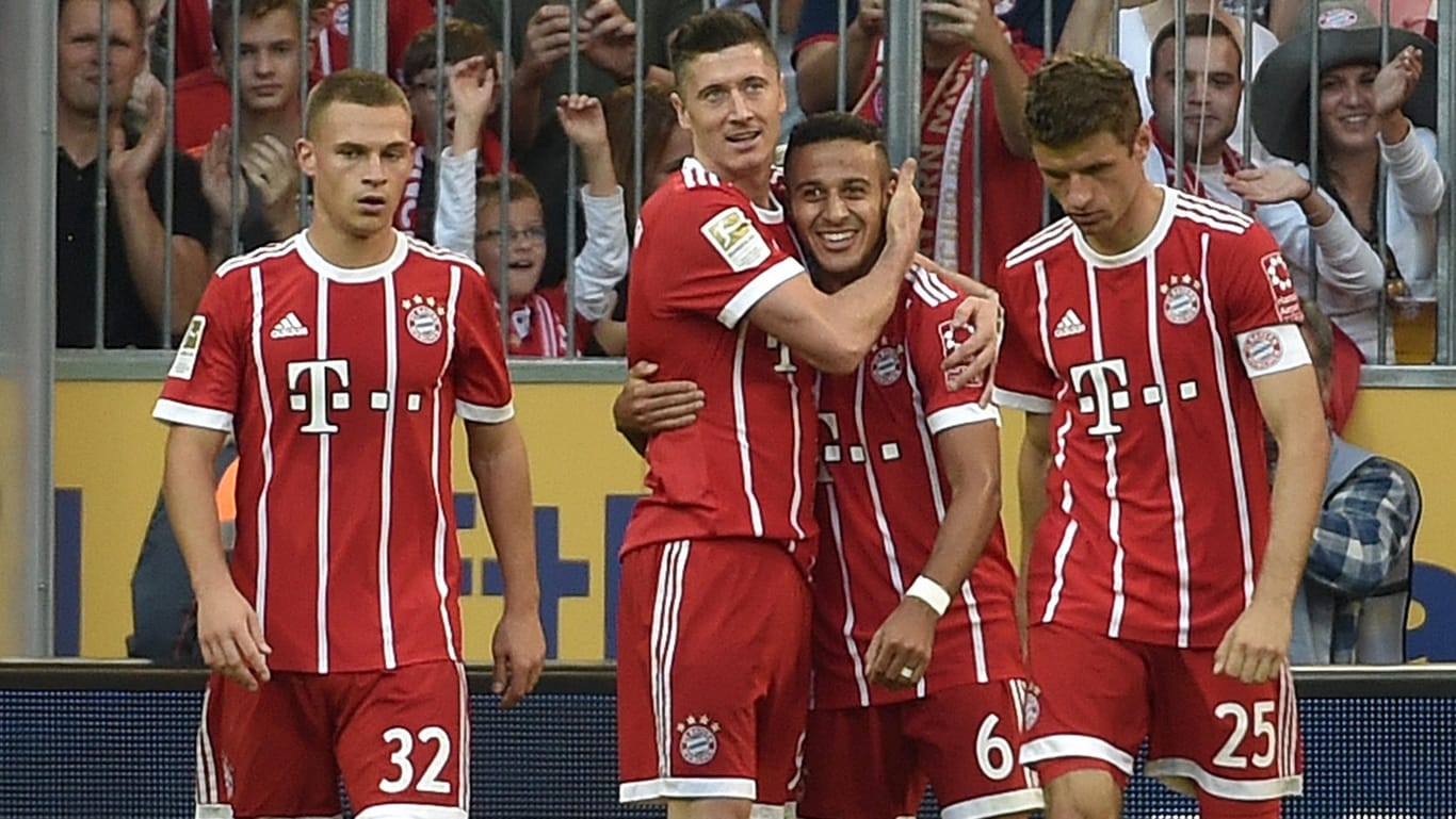 Jubel bei den Bayern um Joshua Kimmich, Robert Lewandowski, Thiago und Thomas Müller (v. li.)