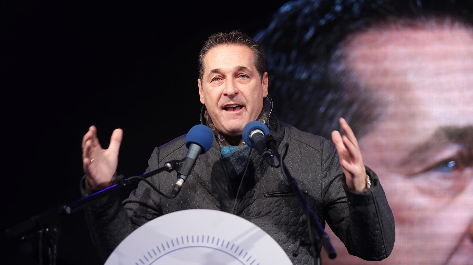 Der österreichische FPÖ-Chef Heinz-Christian Strache spricht auf der Wahlkampfabschlusskundgebung. Der österreichische FPÖ-Chef Heinz-Christian Strache spricht auf der Wahlkampfabschlusskundgebung.