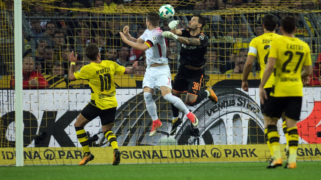Dortmunds Torhüter Roman Bürki (M.) konnte das 1:1 durch Leipzigs Marcel Sabitzer (2. v. l.) nicht verhindern.