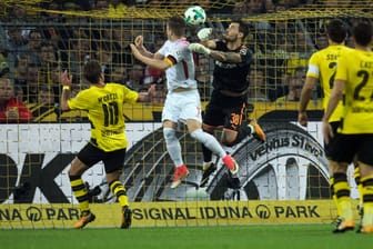 Dortmunds Torhüter Roman Bürki (M.) konnte das 1:1 durch Leipzigs Marcel Sabitzer (2. v. l.) nicht verhindern.