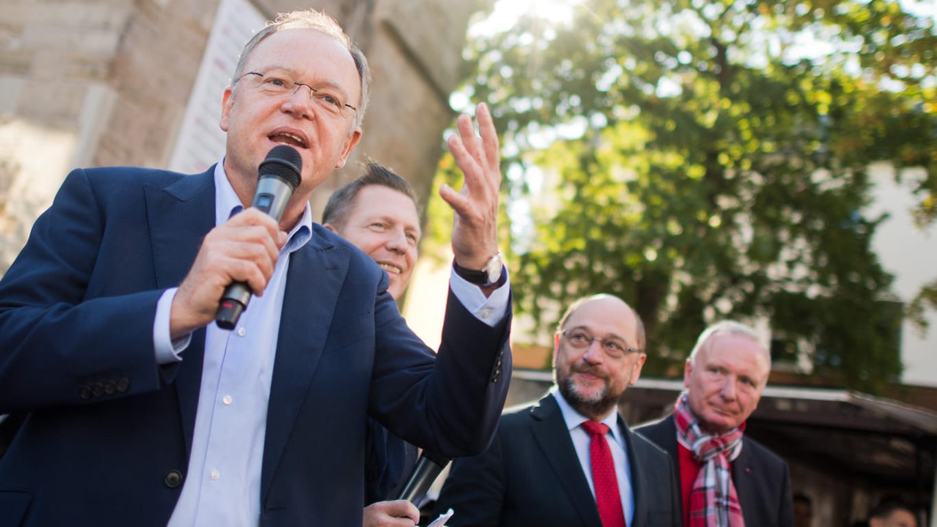 Niedersachsens Ministerpräsident Stephan Weil und der SPD-Vorsitzende Martin Schulz bei einer Wahlkampfveranstaltung der SPD in Hildesheim .