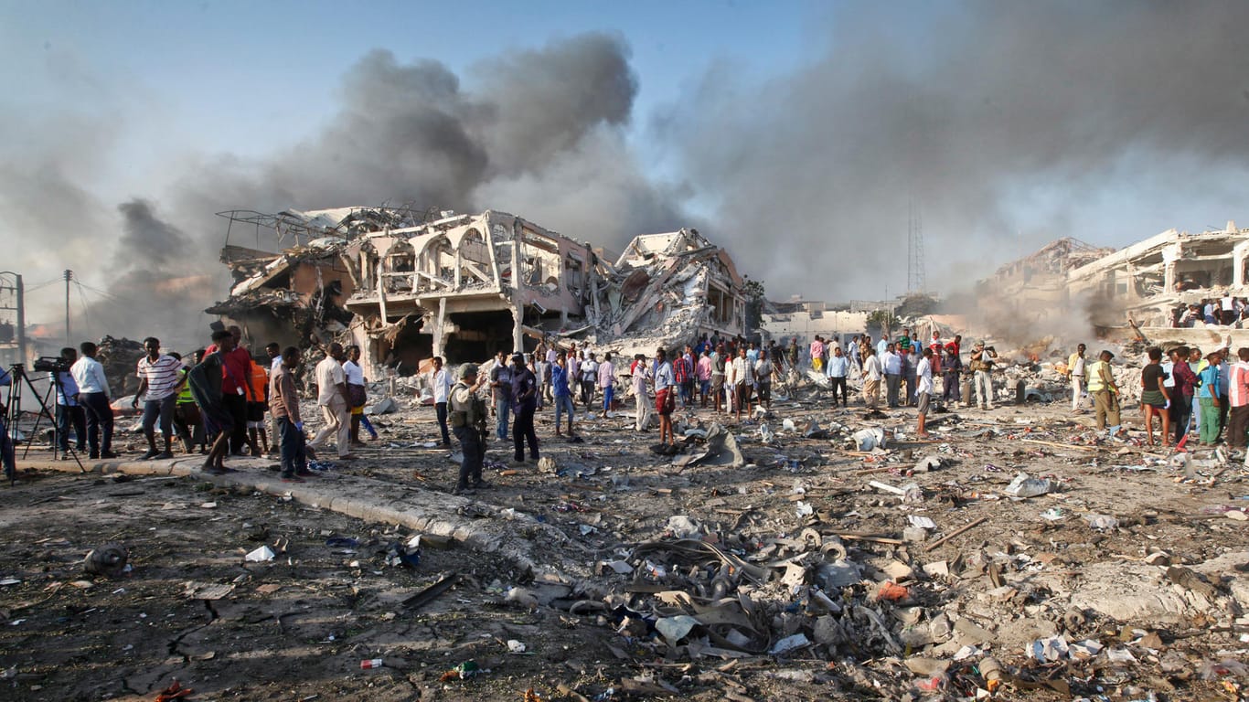 Menschen suchen in Mogadischu nach dem Selbstmordanschlag in den Trümmern eines Hauses nach Überlebenden.