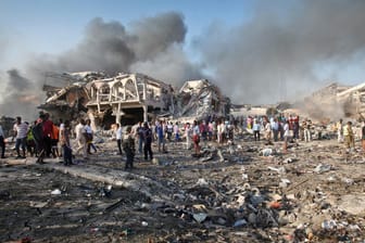 Menschen suchen in Mogadischu nach dem Selbstmordanschlag in den Trümmern eines Hauses nach Überlebenden.