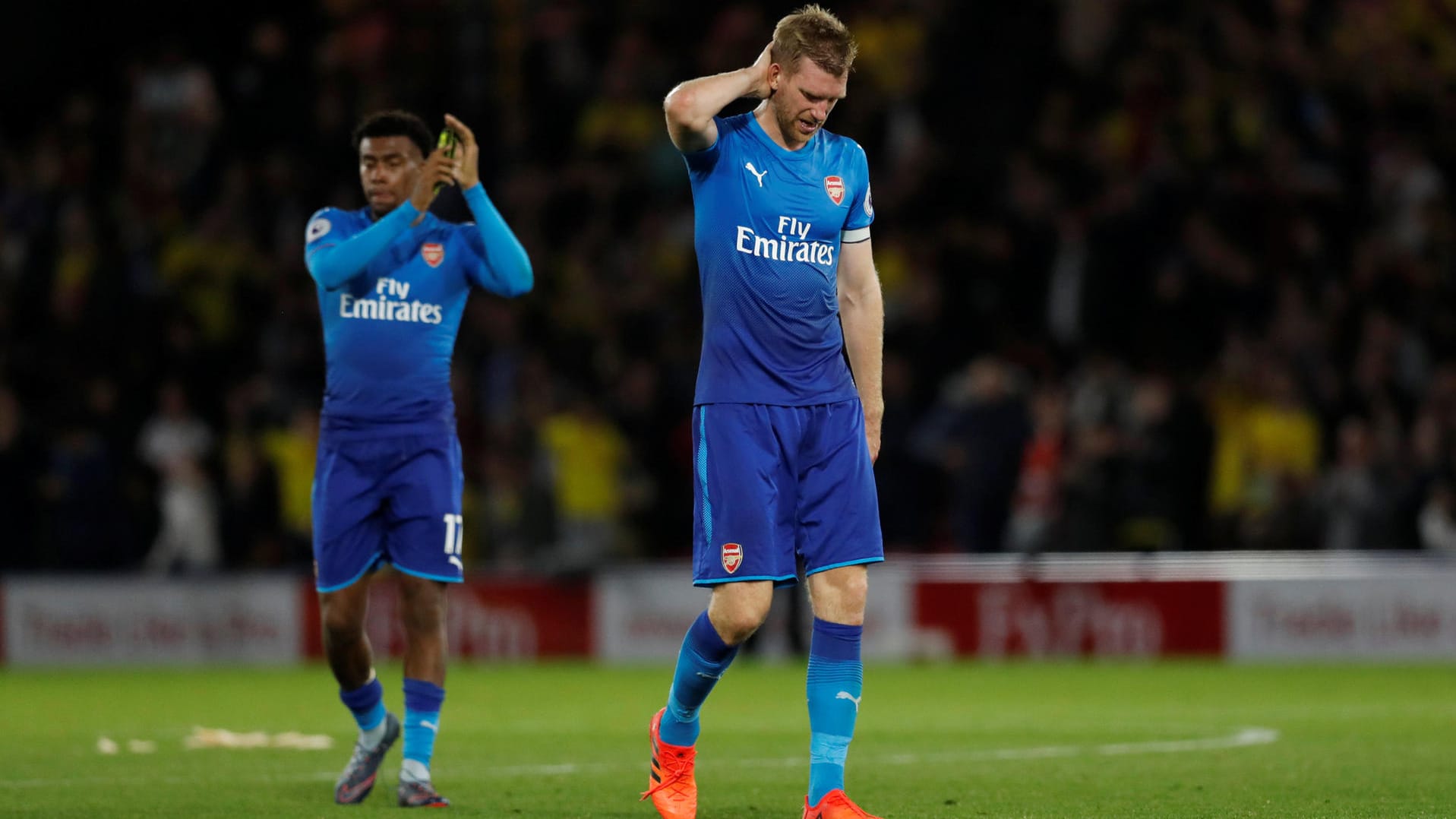 Trotz des ersten Saisontors von Per Mertesacker (r.) unterlag Arsenal in Watford. Trotz des ersten Saisontors von Per Mertesacker (r.) unterlag Arsenal in Watford.