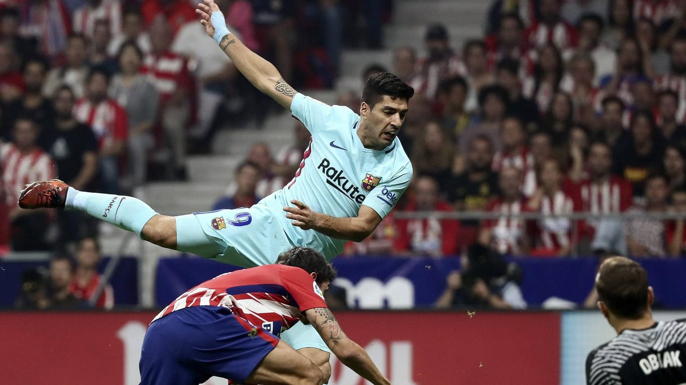 Barcelonas Luis Suarez (hi.) erzielte das 1:1 gegen Atletico.