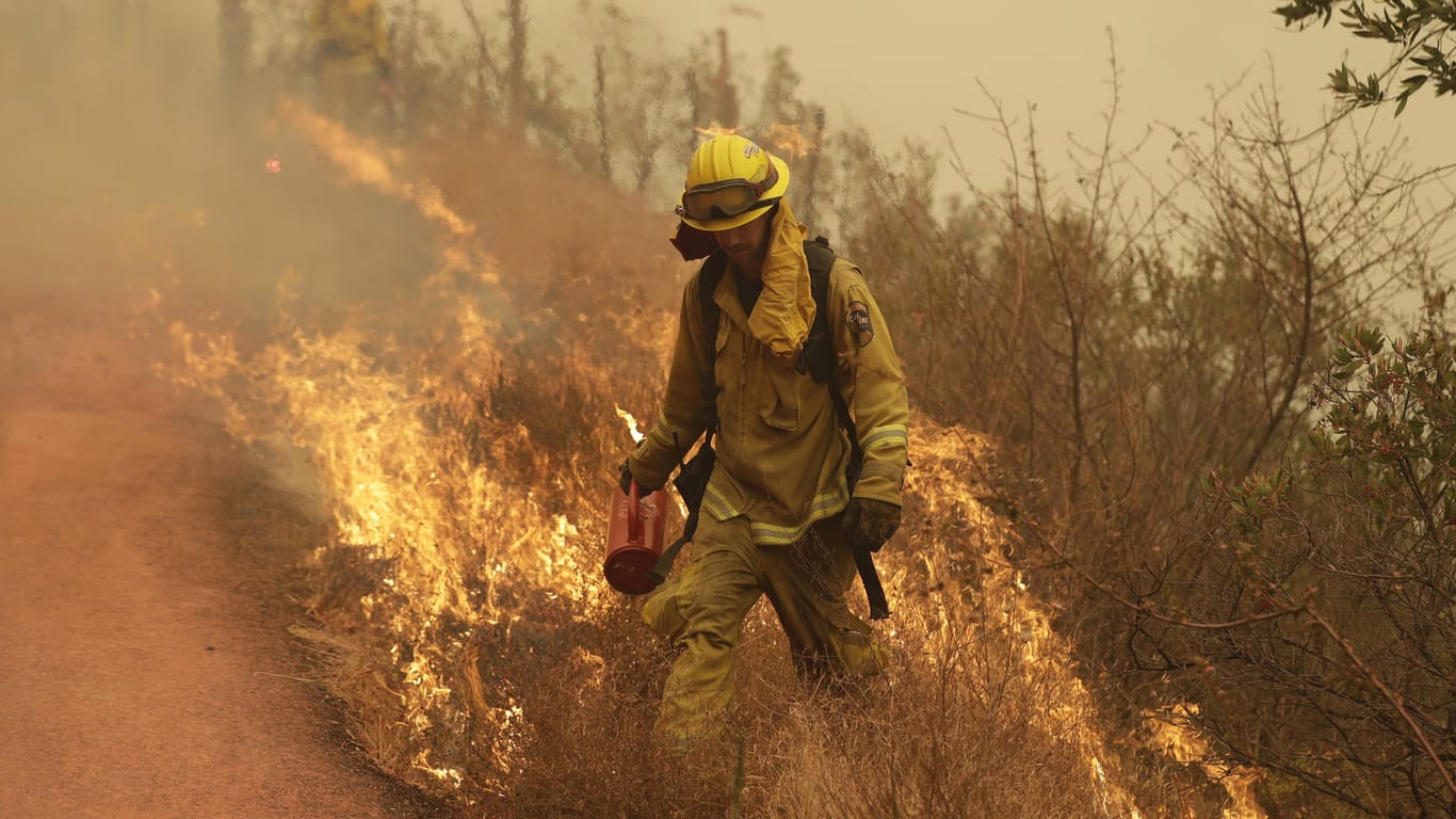 Über 10.000 Feuerwehrmänner sind im Einsatz – trotzdem sind die Brände weiterhin außer Kontrolle.