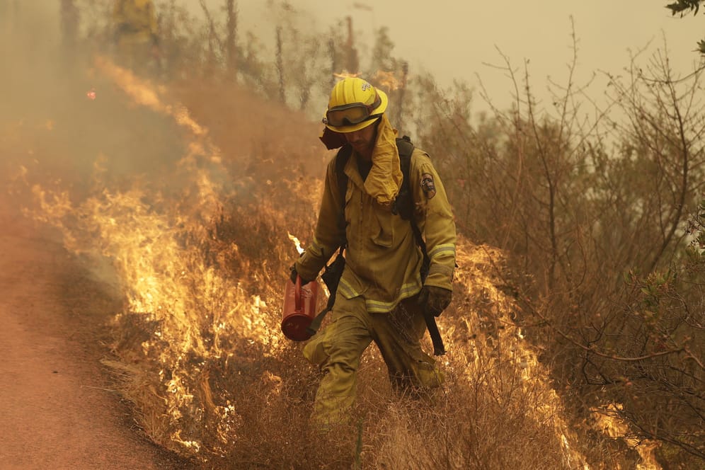 Über 10.000 Feuerwehrmänner sind im Einsatz – trotzdem sind die Brände weiterhin außer Kontrolle.